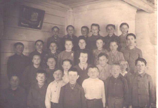 Рис. 2. Ученики 5 класса Горно-Слинкинской школы (сидят учителя: Валентина Афанасьевна Слиникина, классный руководитель и Нина Афанасьевна Тюнеева, директор школы, первый ряд: второй справа – автор)