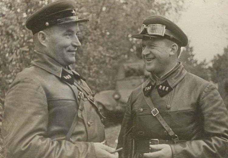 Танкисты: полковник Н.А. Болотников и комиссар Н.В. Шаталов первыми вошли в город Вильно и решили исход боя (Госкаталог.РФ)