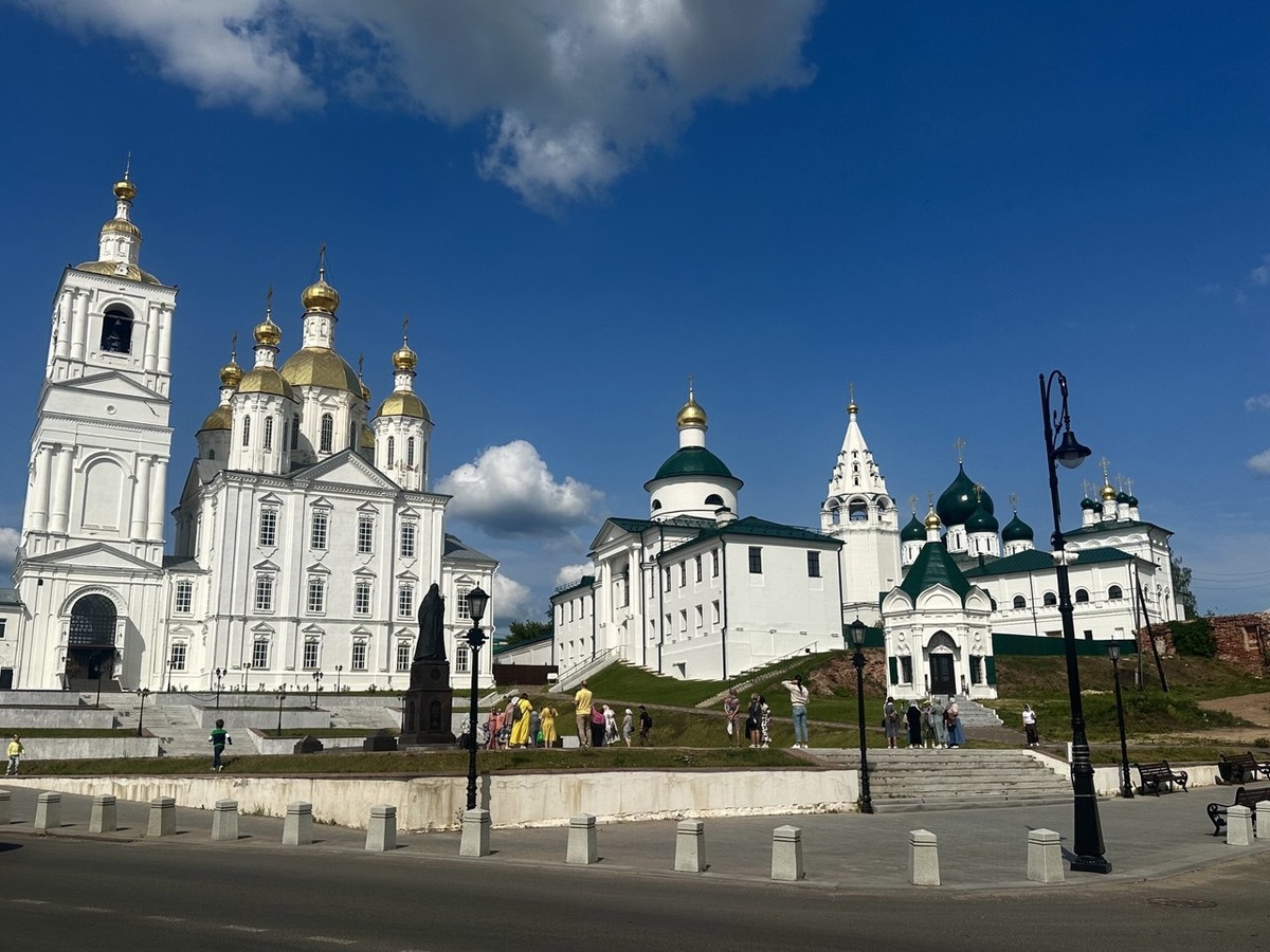 Арзамас. Площадь Патриарха Сергия. Благовещенская церковь и собор Преображения Господня
