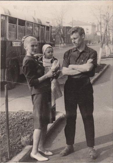 Мои родители на улице Челюскинцев. 1964 год
|| Фото из архива Светланы ГОЛЯКОВОЙ, автор неизвестен