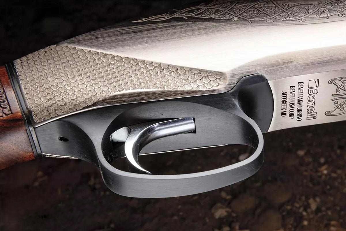 Тактильная текстура в виде рыбьей чешуи помогает лучше контролировать оружие. На спусковой скобе много места для пальца даже в перчатке. Под спусковой скобой есть отверстие для специального инструмента из комплекта. С его помощью можно быстро снять спусковой механизм.