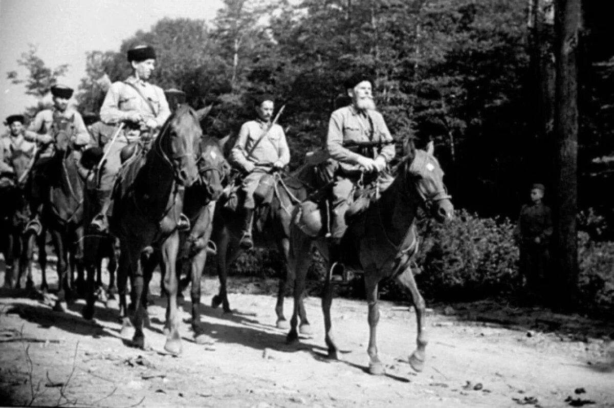    Слева, первый на коне – казак 4-го Гвардейского кавалерийского казачьего корпуса Александр Иванович Жуков.