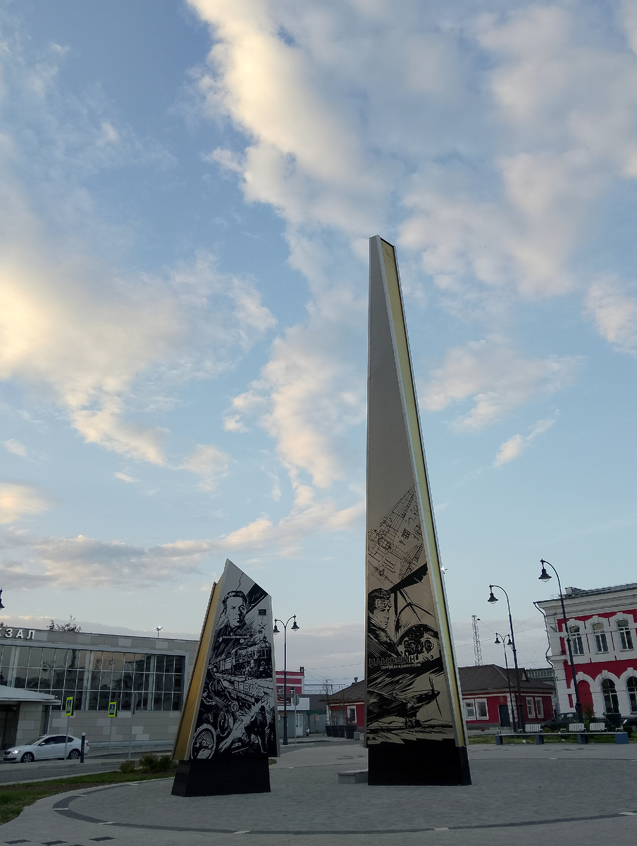 Стела "Город трудовой доблести" на привокзальной площади. И небо в 05.00. Фото автора