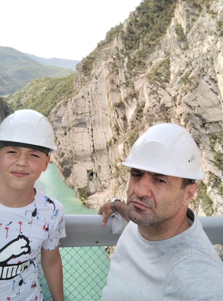 На подвесном мосту.