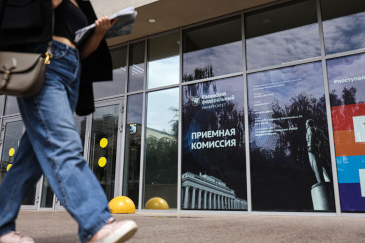    «Уже в 2027 году мы сможем наблюдать развертывание новой отечественной системы высшего образования, чтобы она могла удовлетворить потребности всех заинтересованных сторон. Интересантов достаточно много. Это и сами выпускники и их родители, это и профильные предприятия и организации, это, разумеется, и вузы».   
Фото: «БИЗНЕС Online»