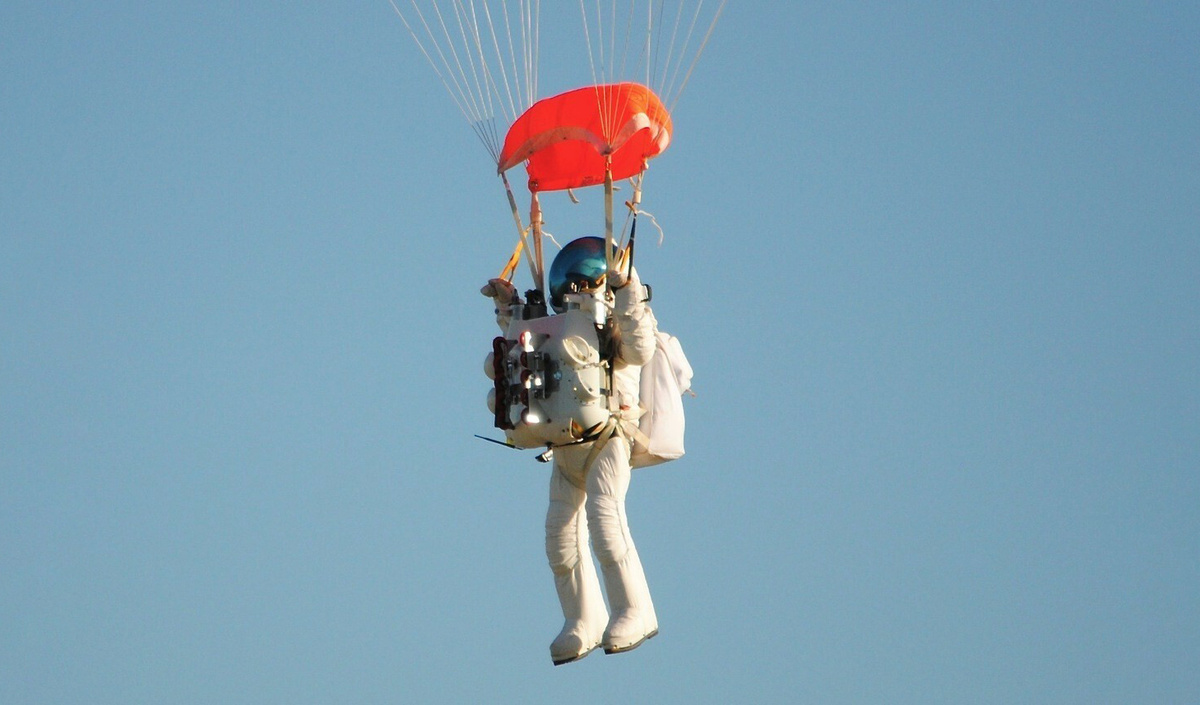     Фото: AFP/EAST NEWS Подъем занял два часа, а падение — всего 15 минут