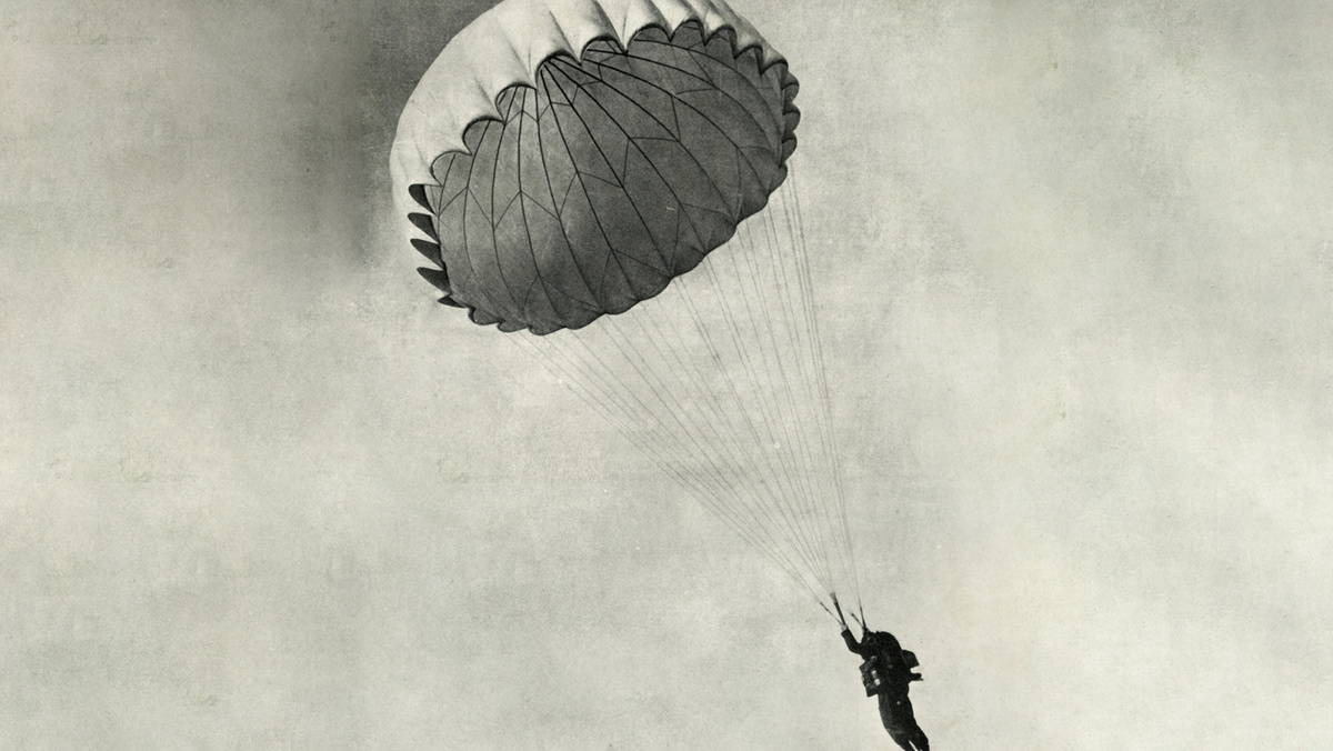     Фото: The Print Collector/Image State/East News На высоте всего 9–12 м (сопоставимо с прыжком с крыши четырехэтажного дома) Спенсер шагнул в пустоту, рискуя разбиться при малейшей ошибке