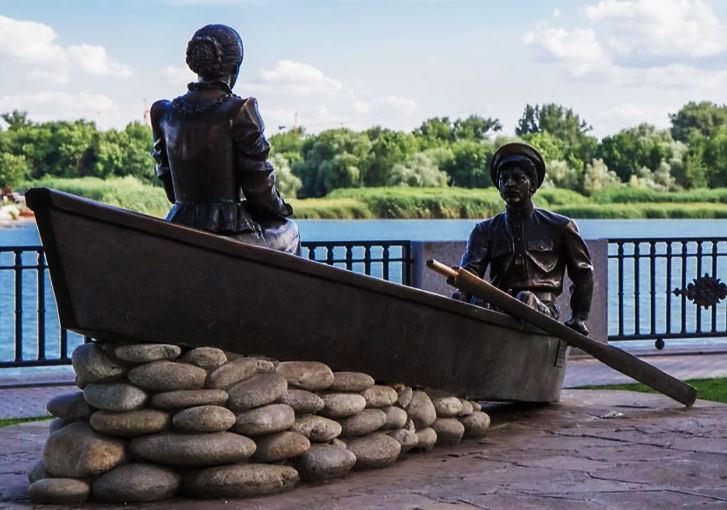Скульптурная композиция «Григорий и Аксинья в лодке»