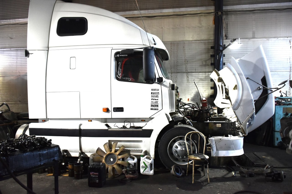 Седельный тягач International на ремонте в автосервисе "Дикий койот" г. Омск