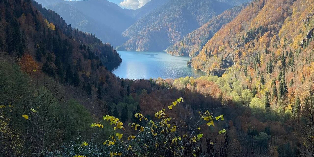 Отпуск в Абхазии в 2025: что посмотреть, где лучшие пляжи и какие сувениры привезти?