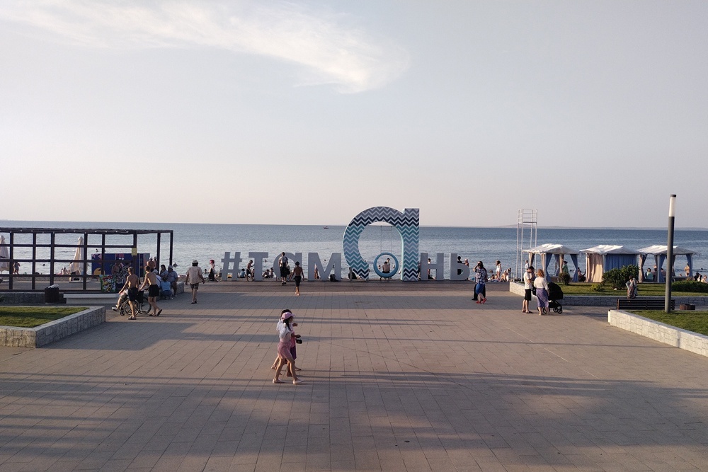    Набережная станицы Тамань по своему архитектурному решению и комфорту, как минимум, не уступит даже сочинским / Андрей Ульченко/РГ