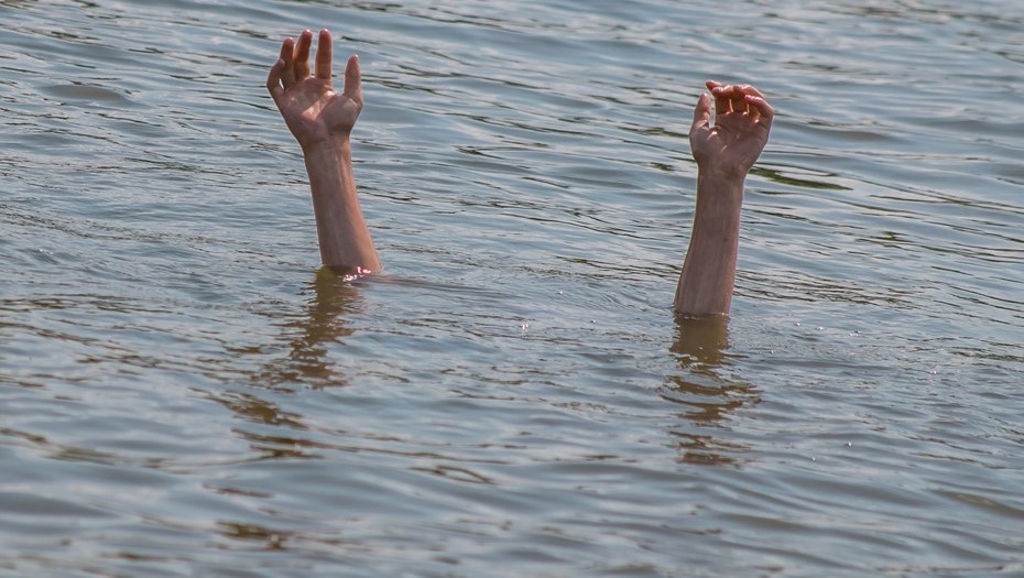    Купающийся мужчина ушёл под воду, вытянув руки наверх. Автор фото: Игорь Меркулов / URA.RU / ТАСС