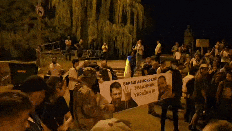 В ходе акций в Киеве появились плакаты с жёсткой критикой и.о. президента Зеленского и главы ОП Андрея Ермака. Видео: ТГ-канал "Политнавигатор"