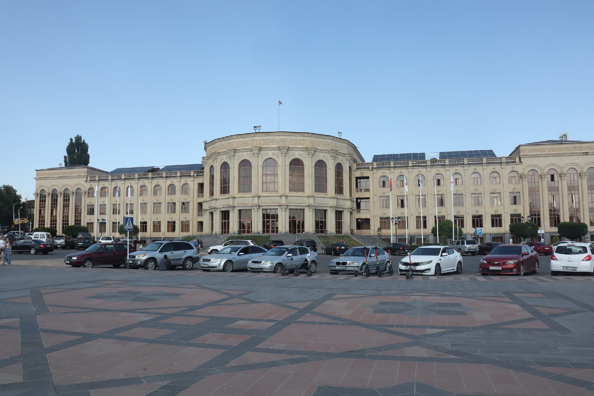 Монументальное здание мэрии на главной городской площади. Фото автора.