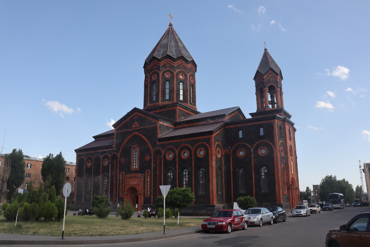 Храм сложен из черного туфа и отделан красным. Фото автора.