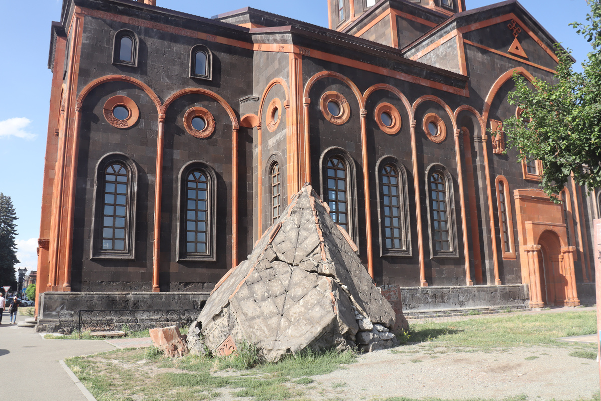 Во дворе лежит старый купол, рухнувший во время землетрясения. Фото автора.