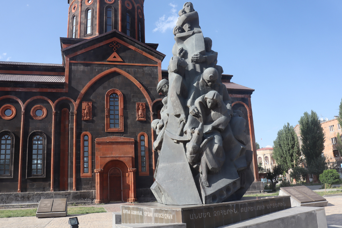 Памятник жертвам землетрясения. Фото автора.
