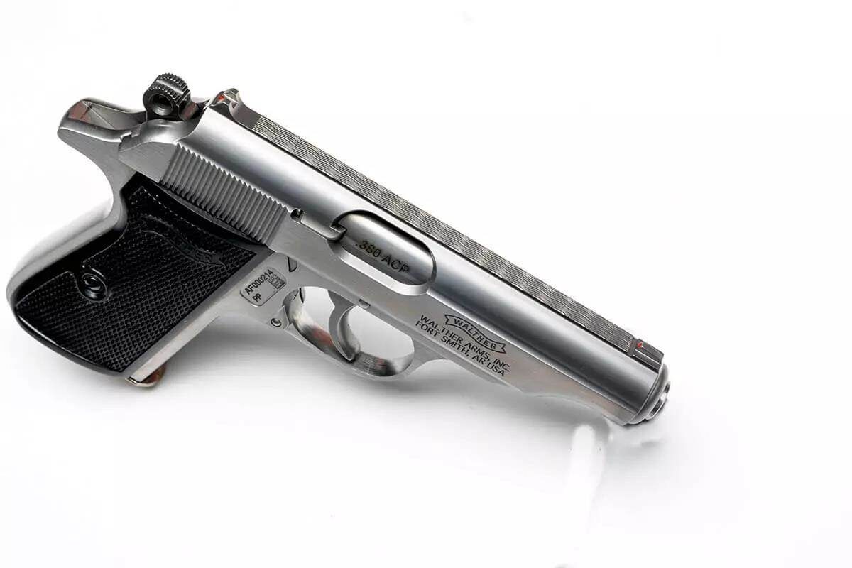 Верхняя часть затвора изготовлена из нержавеющей стали и имеет плоскую поверхность с волнистым узором. Пистолет доступен в двух калибрах: .380 ACP и .32 ACP.