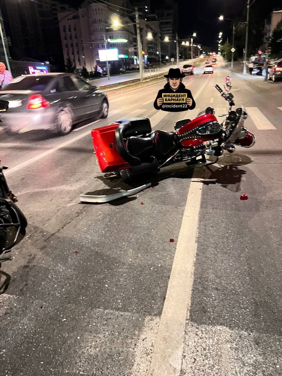    В центре Барнаула 17-летний водитель без прав устроил ДТП. Источник: "Инцидент Барнаул"