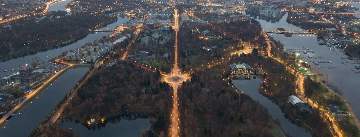    Вид на Крестовский остров и Приморский парк Победы в Петербурге. Автор фото: Антон Ваганов / "Деловой Петербург"