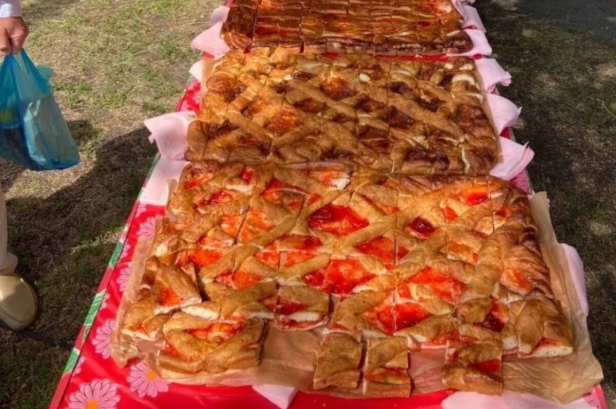    Пирог длиной пять метров испекли к празднику в Сростках