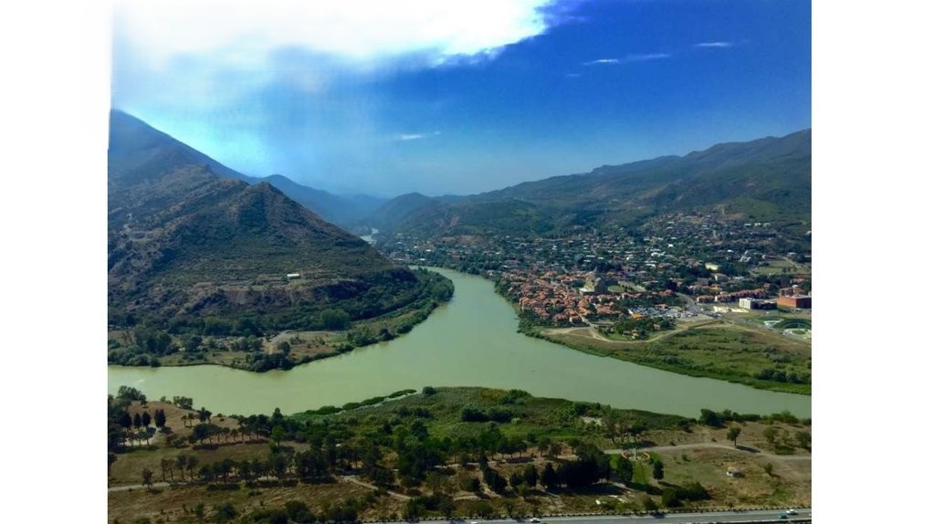 Сайт "Отзыв.RU", из статьи "В страну золотого руна через Анатолийское плоскогорье и Понт. Часть 8. Тбилиси, Мцхета, Боржоми.". Арагва сливается с Курой.