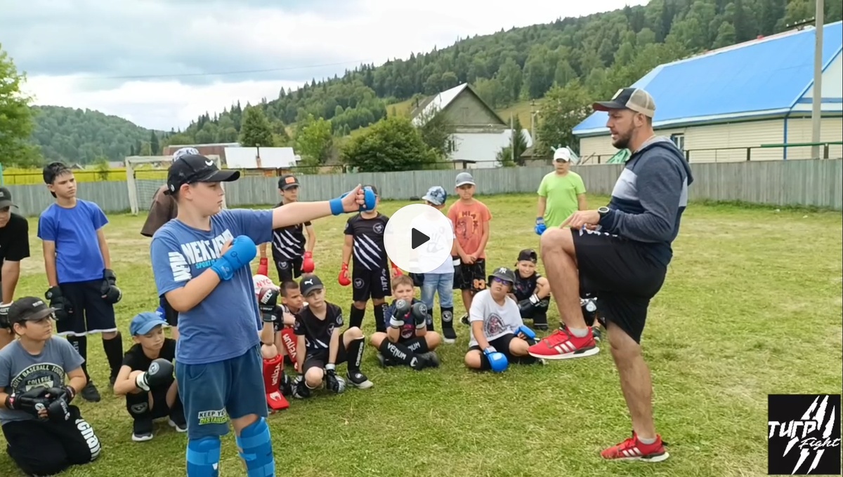 Скрин шот из видео в дзен премиум. Видео под названием: "Учимся бить удар торнадо".