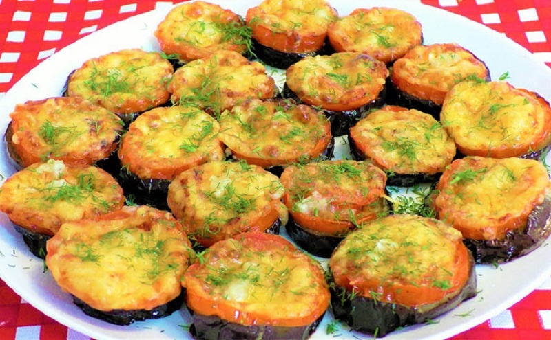 Баклажаны с помидорами под сырной корочкой: новое прочтение классики