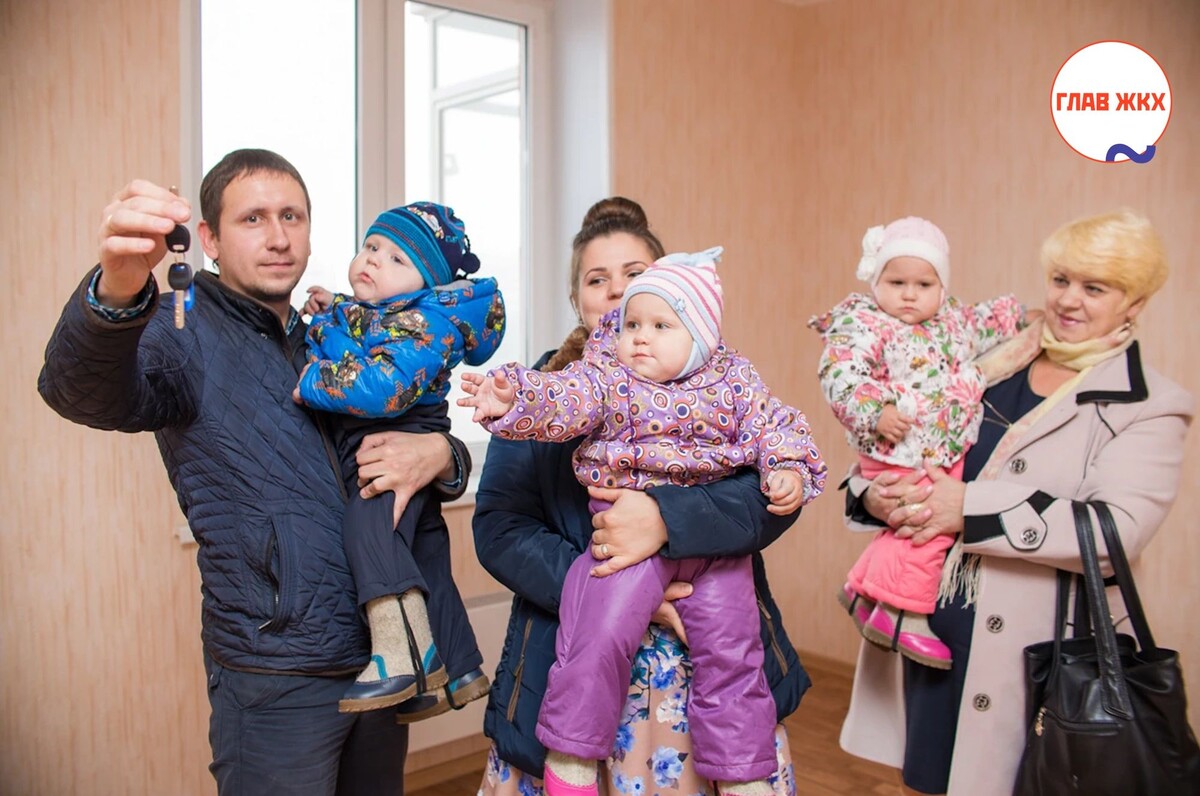 Многодетные семьи могут получить внеочередные квартиры: в Госдуму внесен законопроект
