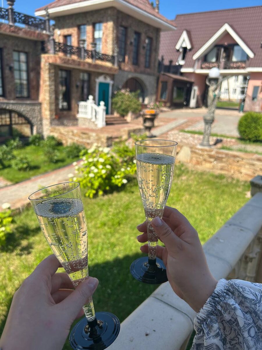 Перед рестораном в беседке welkom