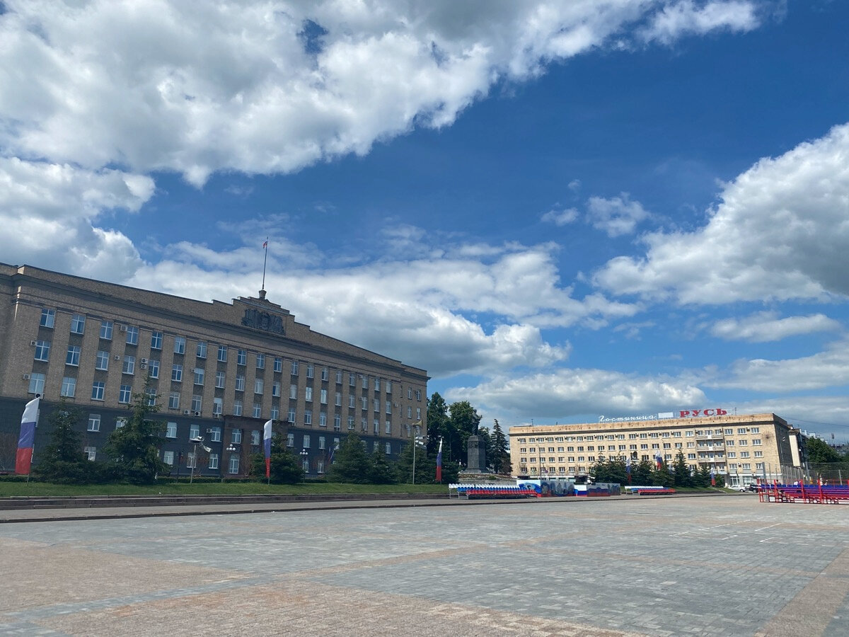 Вид на площадь Ленина, гостиницу «Русь» и здание областной администрации