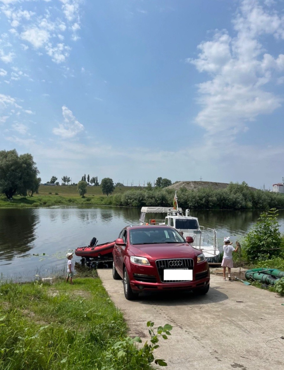 Спуск лодки на реку