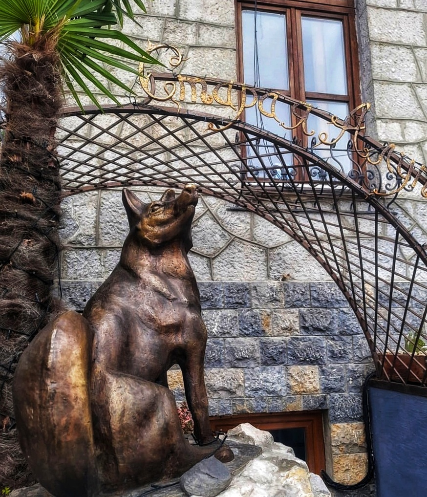 Название городка происходит от греческого слова АЛЕПУ (лисица). Такое имя дали этой местности греки, прибывшие в Крым в VI-V веках до н. э. и посадившие здесь лавр и маслины.