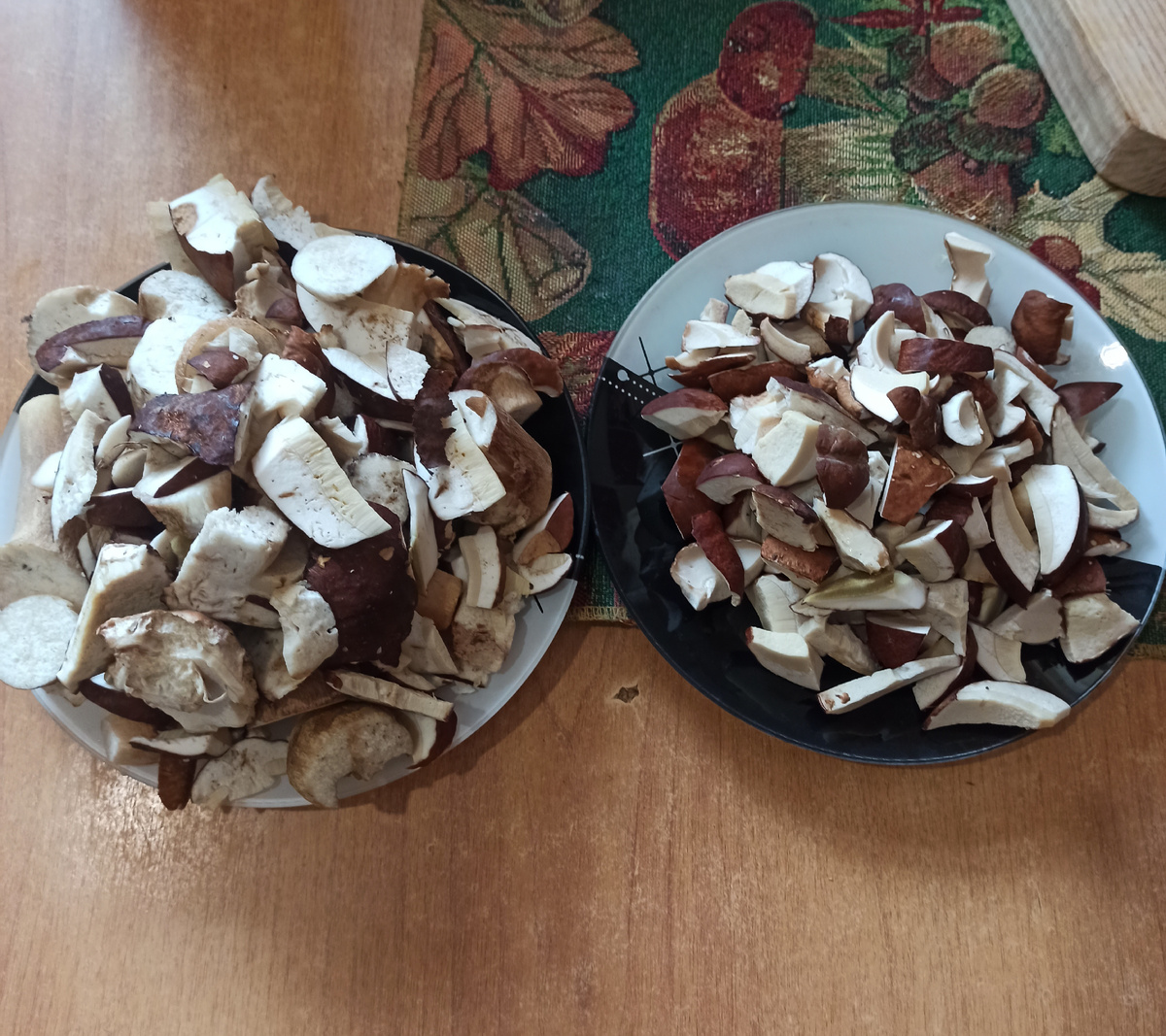 Белые. Перебранные(слева черви, справа все что можно съесть😂😂😂). 