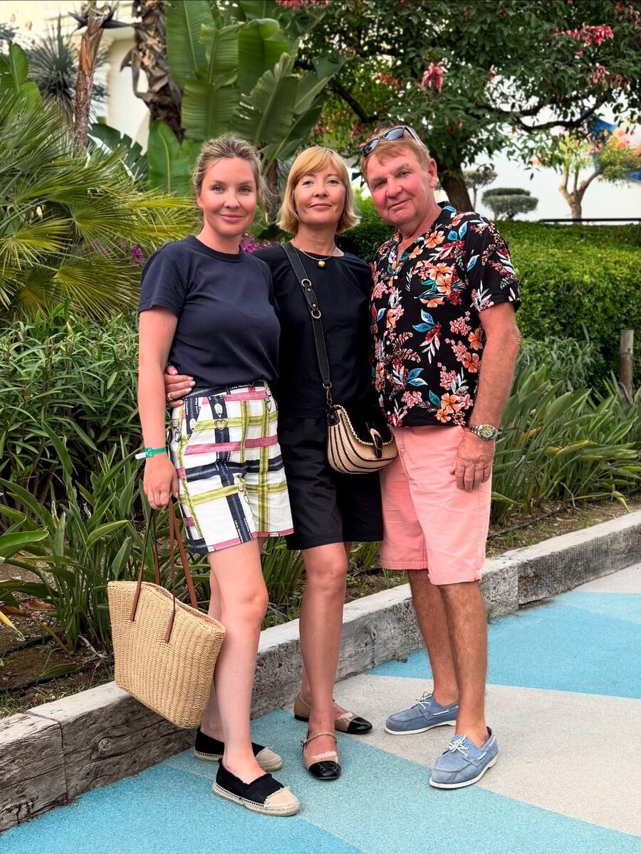 С нашим папой, на отдыхе