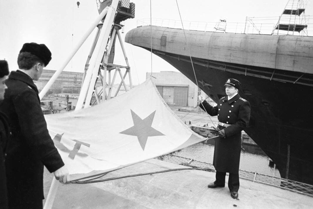 Фото: ТАСС/А. Кремко / Подъем военно-морского флага СССР на авианесущем крейсере «Адмирал флота Советского Союза Кузнецов». 1991 год