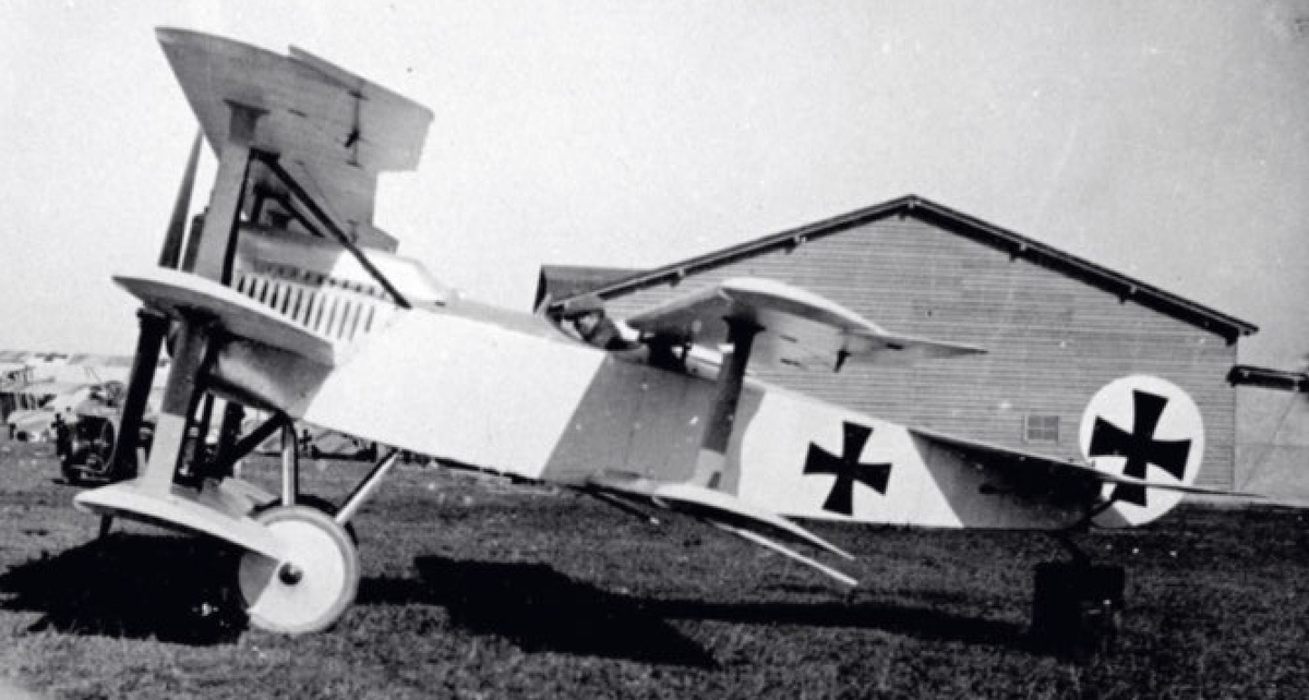 компания Fokker разработала несколько прототипов многокрылых самолетов, самым странным из которых был V.8 был с пятью крыльями. Снимок DR