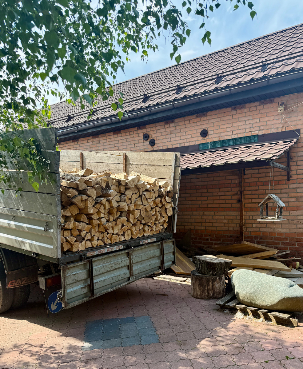 Грузовик готовится выгрузить бревна