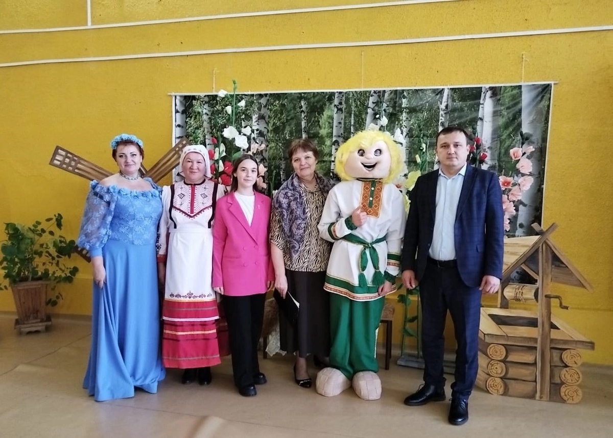 Хранитель родного края мордовский мальчик Вишка и гости фестиваля, 2024 год. Фото из архива автора.