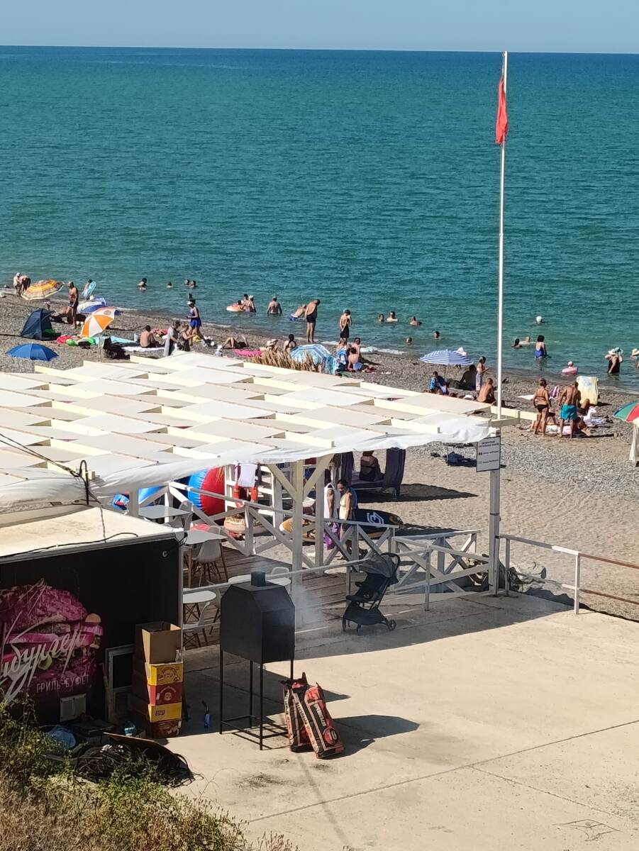 Пляж в береговом, негде яблоку упасть.