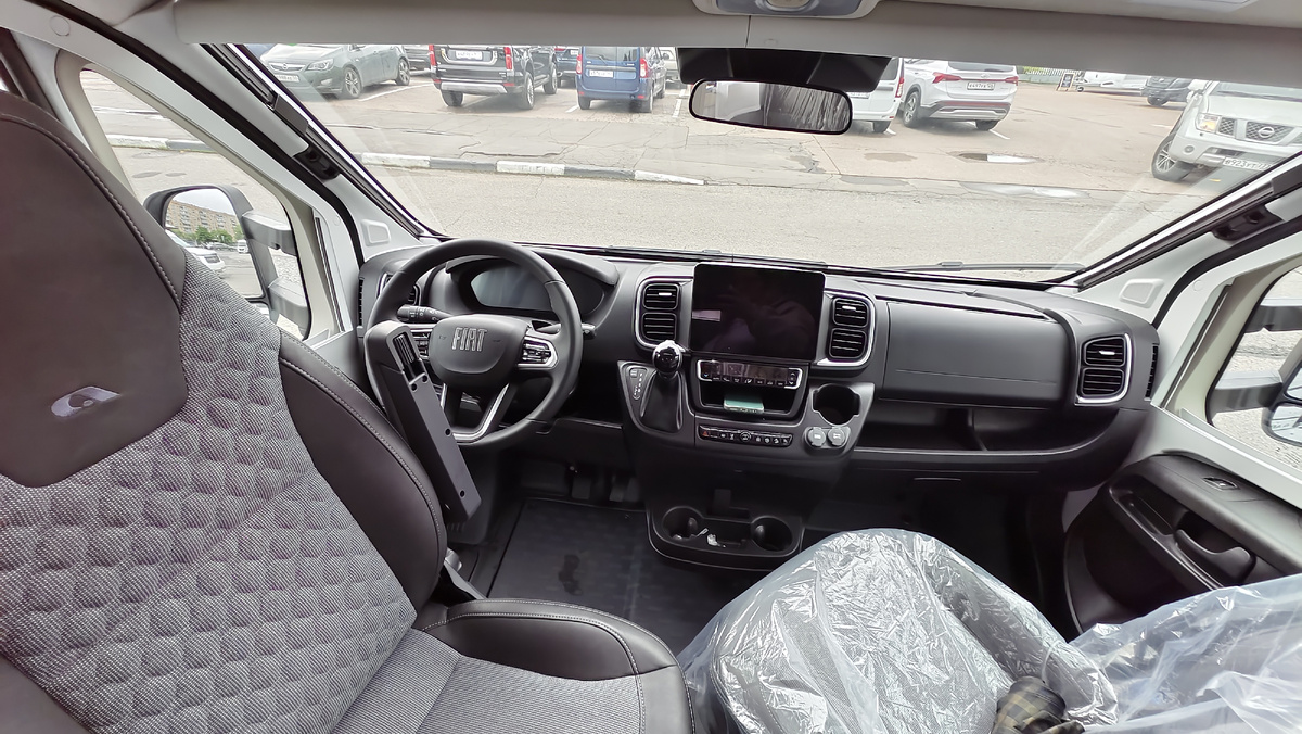 Панель с ассистентами водителя и мультимедиа, Adria Matrix 670 SL. Яхты на колёсах