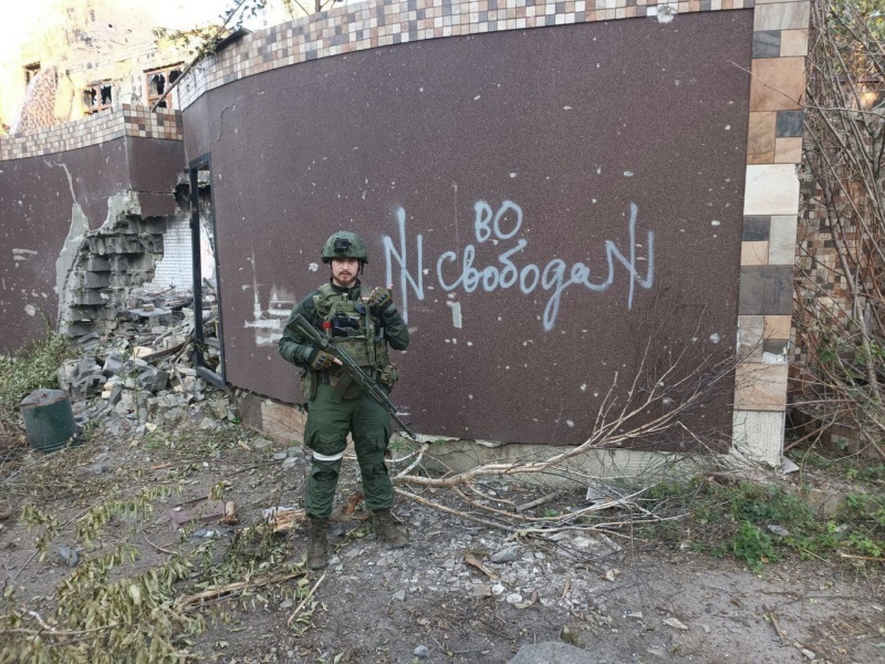    СВОи люди. Неупавший Колос