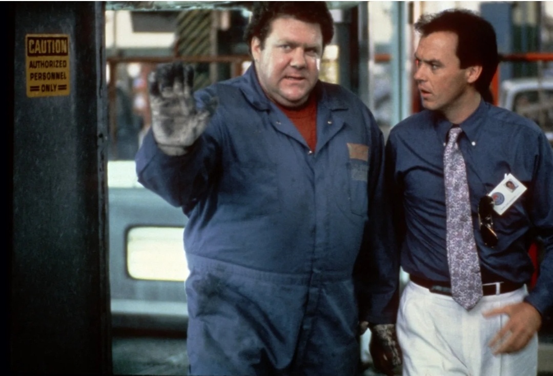 Вот этот американский автозаводец, который любил мусорить. Его роль исполняет Джордж Уэндт. Правда, последнего прославила не эта работа, а образ Норма Питерсона в комедийном сериале "Чирс" (кадр из фильма)