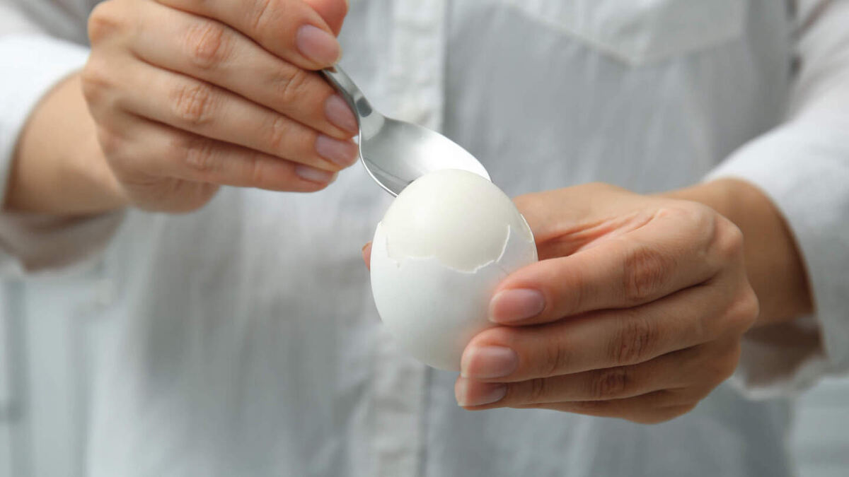     Фото: New Africa/Shutterstock/FOTODOM Главный противник легкой очистки яиц — подскорлупная оболочка — белковая мембрана, плотно прилегающая как к внутренней поверхности скорлупы, так и к самому яичному белку