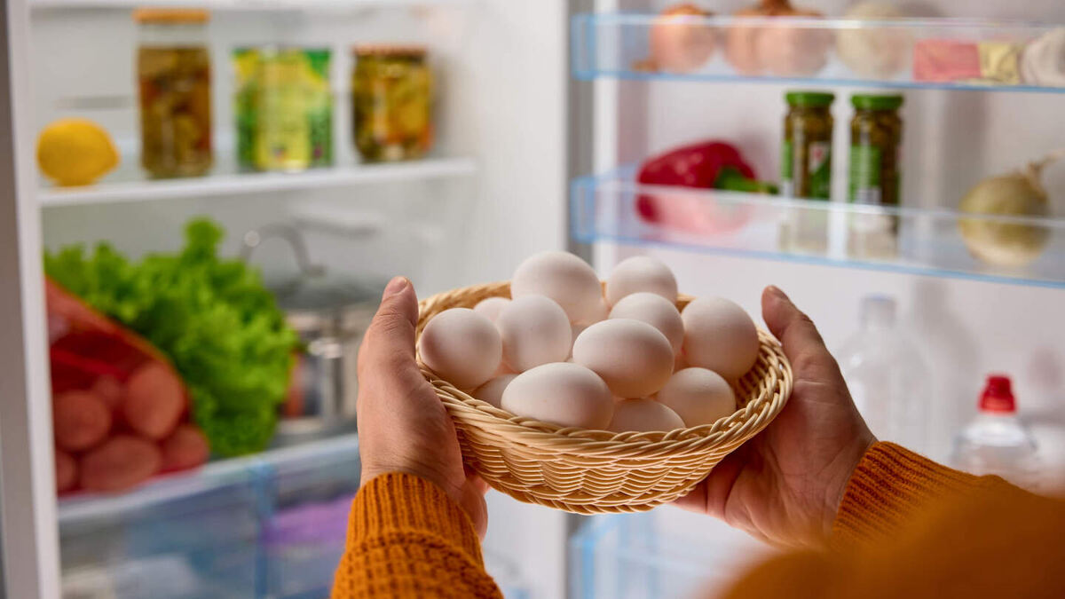     Фото: mashurov/Shutterstock/FOTODOM Яйца, полежавшие в холодильнике пять–десять дней, чистятся значительно легче свежих