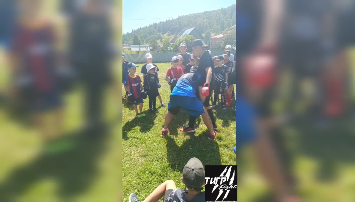 Скриншот из видео в дзен премиум: "проход в ноги навстречу под удар руки".