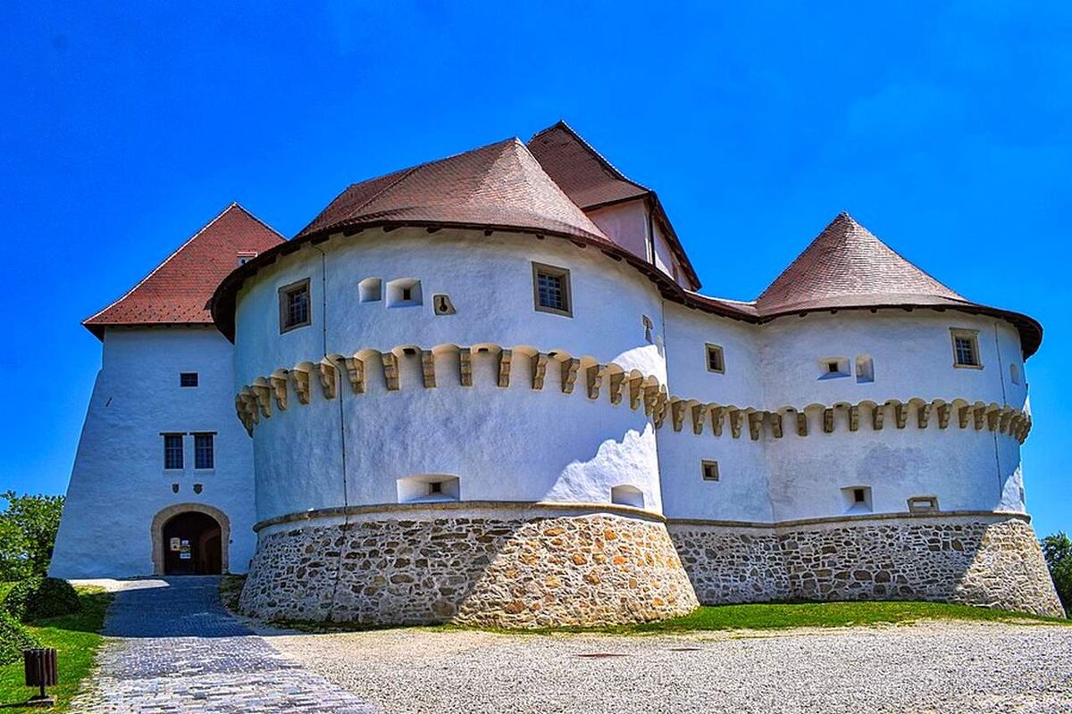 Мощные башни замка. Источник: Яндекс картинки