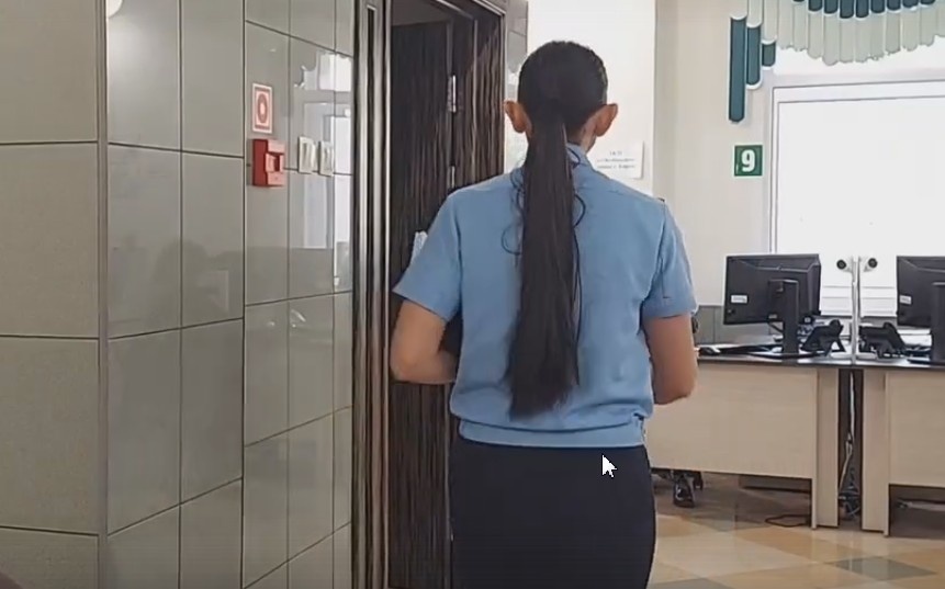 Начальник приставов-исполнителей, не выдержав словесного напора маэстро быстро удаляется к себе в кабинет. И это правильно! Отдельные врачи уже давно не рекомендуют длительное пребывание рядом с Видякиным, производящим видеосъёмку. Пары минут вполне достаточно.