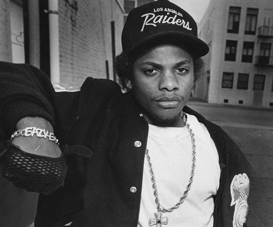 Eazy-E в кепке Los Angeles Raiders.