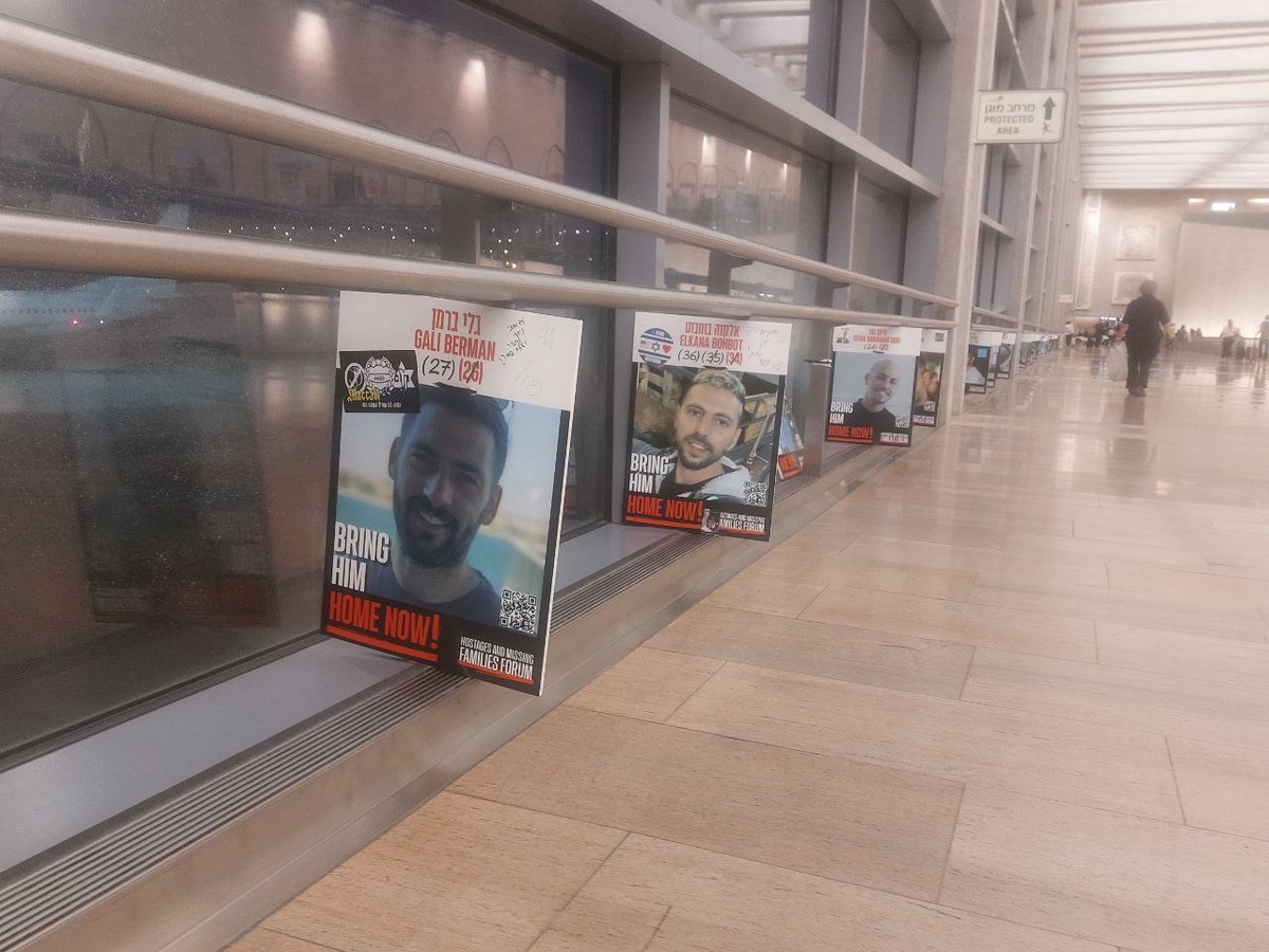   Портреты заложников, которые вот уже почти два года находятся в плену у ХАМАС, встречают пассажиров в международном аэропорту имени Бен-Гуриона, Тель-Авив. Екатерина Забродина / RTVI